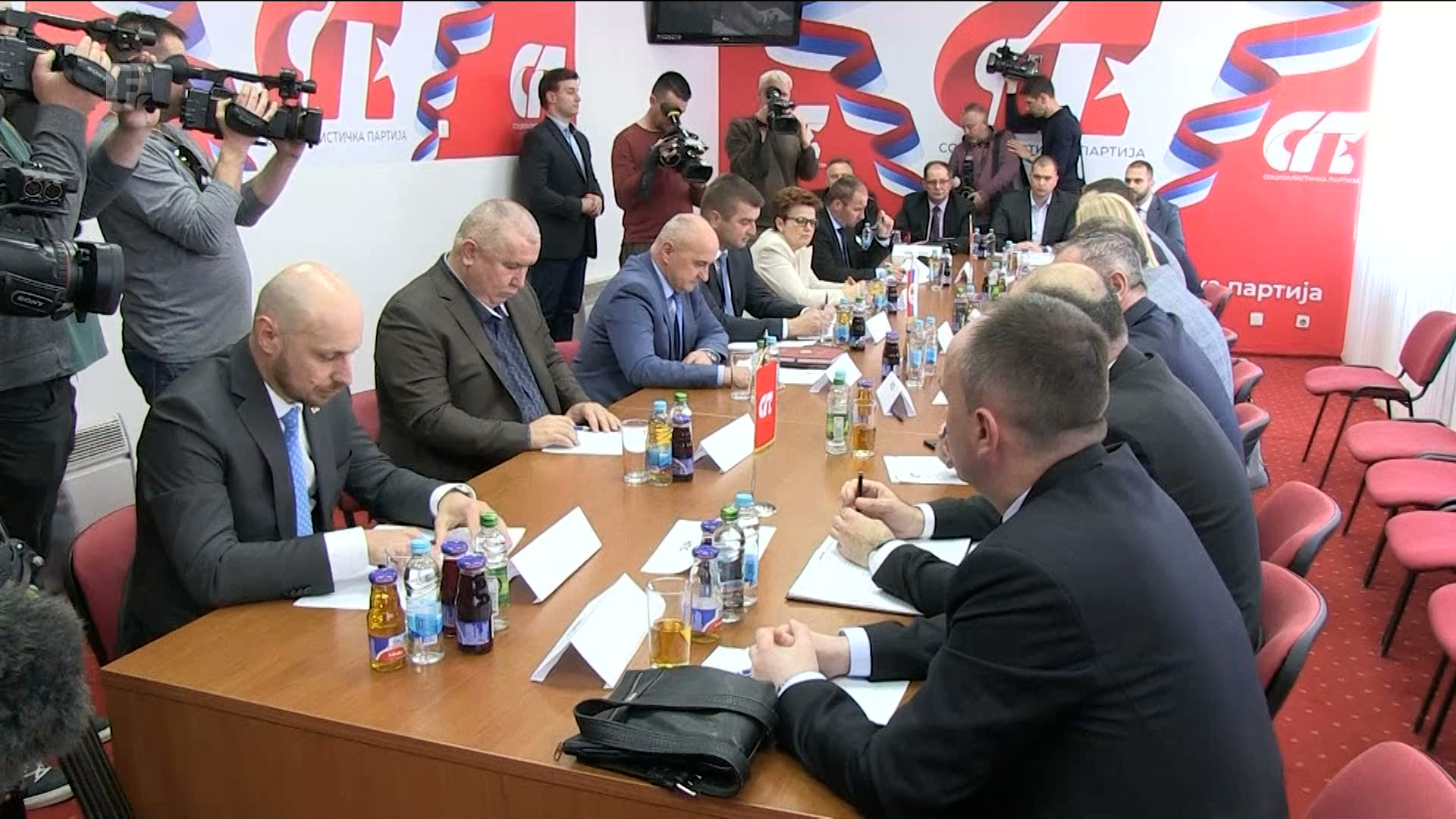 Opozicija u RS-u smatra da je susret Schmidta i Vučića korak ka ublažavanju krize